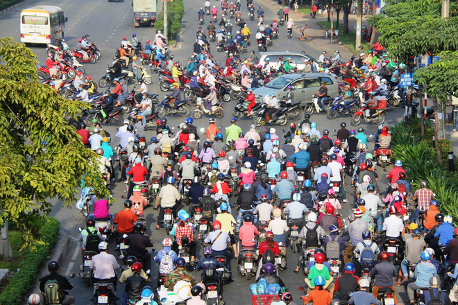Kẹt xe từ sáng sớm, người Sài Gòn chen chúc đi làm trong tiết trời se lạnh ngày đầu tiên của năm 2018